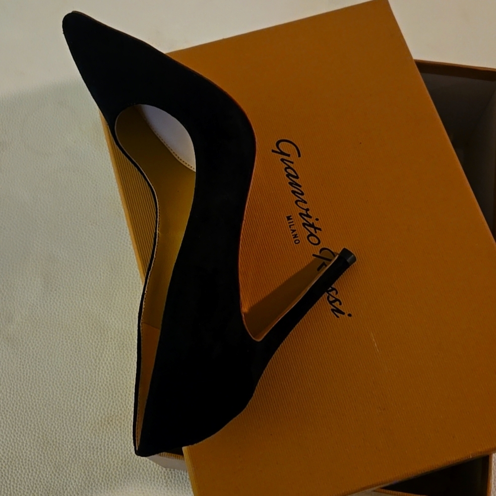 Black suede designer style pumps size 5.5